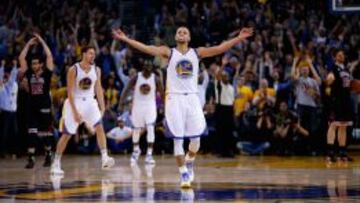 Stephen Curry celebra el triple con el que Harrison Barnes sentenci&oacute; el triunfo.