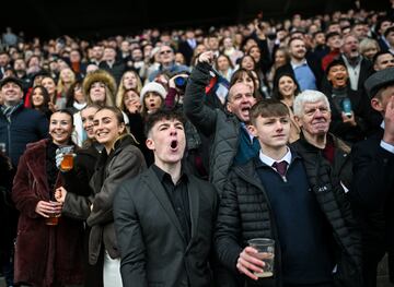 Celebrado en Carmanhall And Leopardstown, un peque?o suburbio de Dubl¨ªn en D¨²n Laoghaire-Rathdown, dentro del tradicional Condado de Dubl¨ªn, uno de los eventos m¨¢s importantes de h¨ªpica de cuantos se celebran al cabo del a?o. Es por ello que este evento re¨²ne a 200.000 personas durante los cuatro d¨ªas que duran las carreras. Esta celebraci¨®n combina el deporte, las apuestas, la comida y las fiestas. Este a?o la lluvia ha sido una de las protagonistas, como era de esperar, pero no por ello la fiesta ha ido a menos.