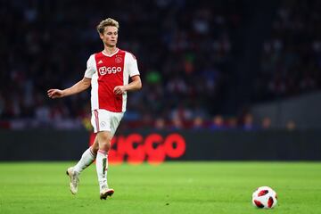 Frenkie de Jong is valued at 40 million euros and is tipped to become one of the hottest properties in European football. Ajax will have to fight to retain him, with the likes of Juve and Barca looking to tempt him away from Holland.