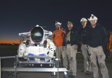 Eustace ascendió en un globo de helio sobre el desierto de Nuevo México (EE UU) y se lanzó en caída libre alcanzando una velocidad máxima de 1.322 kilómetros por hora (822 millas por hora), rompiendo la barrera del sonido y superando así también en velocidad el récord de Baumgartner.El ejecutivo de Google llevaba un traje presurizado como el de los astronautas diseñado especialmente para soportar altitudes y velocidades extremas como las que ha soportado durante la caída libre, antes de desplegar el paracaídas.Eustace, que tardó dos horas en ascender en globo hasta los 41.150 metros, descendió en tan sólo un cuarto de hora.