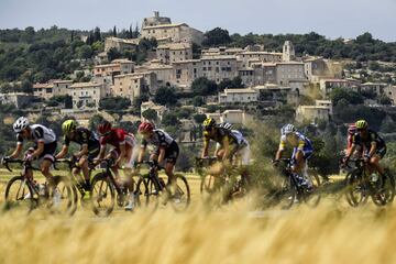 Los corredores de la 19ª etapa del Tour de Francia pasando por delante de uno de los pueblos situados entre el tramo de Embrun y Salon de Provence