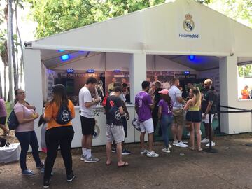 Los aficionados del FC Barcelona y Real Madrid estuvieron presentes en Casa Clásico para que Miami se tiñera de blaugrana y blanco.