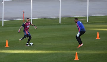 David Ospina ya está con el grupo que entrenó en el estadio Pacaembú a tres días del partido definitivo ante Chile por los cuartos de final de la Copa América. La Selección Colombia hizo la práctica entre risas y el mejor ambiente y espera por el compromiso que será el 28 de junio a las 6:00 p.m.