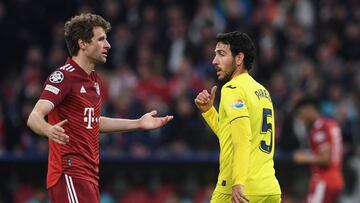 Bayern Munich&#039;s German forward Thomas Mueller (L) reacts next to Villarreal&#039;s Spanish midfielder Daniel Parejo during the UEFA Champions League quarter-final, second leg football match FC Bayern Munich v FC Villarreal in Munich, southern Germany