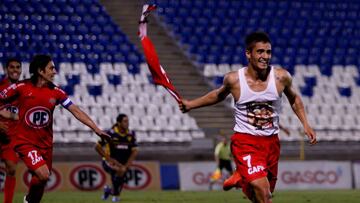 Tomás Lanzini celebrando ante Barnechea el primer gol tras su vuelta a las cancha luego de una lesión de rodilla.