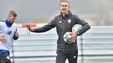 Garitano, en un entrenamiento en Lezama