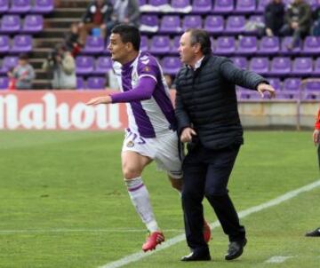 Peña y Juan Ignacio Martínez durante el partido correspondiente a la 31ª jornada de la Liga BBVA de fútbol disputado esta mañana en el Estadio José Zorrilla.