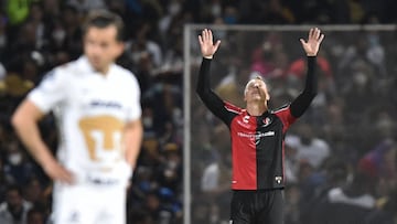 Atlas&#039;s Julio Furch (R) celebrates after scoring against Pumas during their first-leg semi-final Mexican Apertura 2021 tournament football match at Olimpico Stadium in Mexico City, on December 2, 2021. (Photo by RODRIGO ARANGUA / AFP)