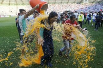 El entrenador de Universidad Catolica Mario Salas celebra el bicampeonato tras el partido de primera division contra Deportes Temuco disputado en el estadio German Becker de Temuco, Chile.