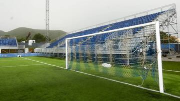 Una de las gradas port&aacute;tiles instalada en Can Misses para el partido de esta tarde entre el Ibiza y el Bar&ccedil;a.