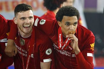 Trent Alexander-Arnold y Andrew Robertson. 