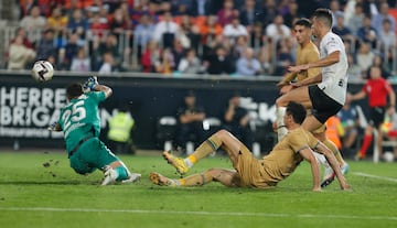 0-1. Robert Lewnadowski marca el primer gol en el minuto 93.