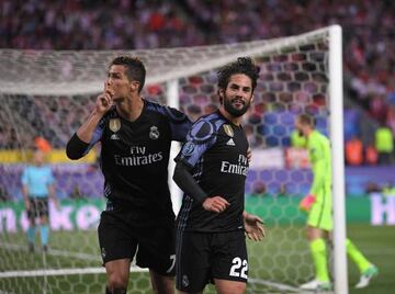 Cristiano Ronaldo gestures to the home fans at the Calderón.