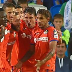 El Getafe aprovecha la expulsión de Llorente y remonta a la Real