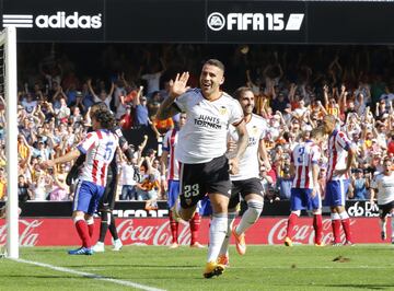 La última gran victoria ante el Atlético. Los rojiblancos acababan de ganar LaLiga unos meses atrás y se presentaron en Valencia ante un equipo que entrenaba Nuno y arrastraba el primer impulso de la era Lim. En 14 minutos, los ché avasallaron a los de Simeone, con goles de Miranda en propia puerta, André Gomes y Otamendi. Mandzukic recortó distancias pero un penalti parado de Alves a Siqueira detuvo la reacción visitante.

