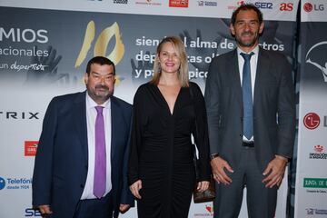 Julián Casas Luengo, Jorge Garbajosa y su pareja, Alejandra Domínguez, posan en el photocall.