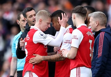 Oleksandr Zinchenko y Gabriel Jesus, jugadores del Arsenal, durante un partido.