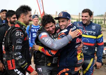 El motociclista argentino Kevin Benavides celebra su segundo título en el Dakar. El primero fue en 2021.
El piloto de 34 años se proclamó campeón tras superar al australiano Toby Price por 43 segundos en la general. En la imagen es felicitado por sus rivales en el Dakar.