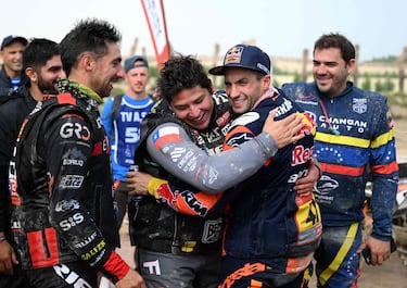 El motociclista argentino Kevin Benavides celebra su segundo título en el Dakar. El primero fue en 2021.
El piloto de 34 años se proclamó campeón tras superar al australiano Toby Price por 43 segundos en la general. En la imagen es felicitado por sus rivales en el Dakar.