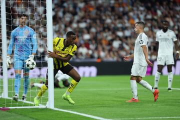 0-2. Donyell Malen encara a Ferland Mendy, se zafa del defensa blanco y coloca el balón al segundo palo, en donde llega libre de marca Jamie Bynoe-Gittens para marcar a placer el segundo tanto.