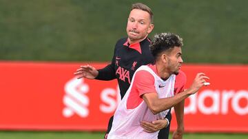 Pepijn Lijnders y Luis Diaz durante un entrenamiento de Liverpool.