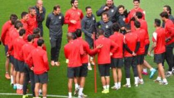 Antes de la sesión, los jugadores del Atlético hicieron un corro en el círculo central. El buen ambiente reinó en todo momento.