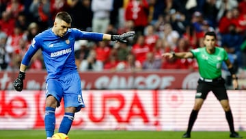 MEX524. TOLUCA (MÉXICO), 02/03/2024.- Tiago Volpi del Toluca ejecuta un tiro penal a Tigres este sábado, durante un juego por la décima jornada de la Liga MX del fútbol mexicano, en el estadio Nemesio Diez, en Toluca (México). EFE/Alex Cruz