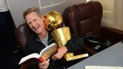 Steve Kerr, en el avi&oacute;n de vuelta a Oakland con el trofeo Larry O&#039;Brien.