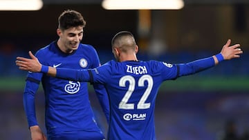 Chelsea's Moroccan midfielder Hakim Ziyech (R) celebrates with teammates after scoring his team's first goal during the UEFA Champions League round of 16 second leg football match between Chelsea and Atletico Madrid at Stamford Bridge in London
