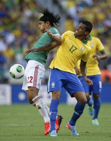 Gerardo Flores pelea un balón ante Luiz Gustavo.