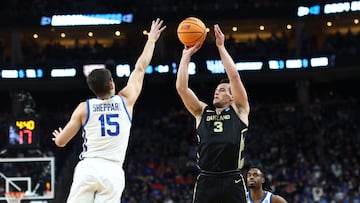 PITTSBURGH, PENNSYLVANIA - MARCH 21: Jack Gohlke #3 of the Oakland Golden Grizzlies shoots a three pointer against Reed Sheppard #15 of the Kentucky Wildcats during the second half in the first round of the NCAA Men's Basketball Tournament at PPG PAINTS Arena on March 21, 2024 in Pittsburgh, Pennsylvania. Tim Nwachukwu/Getty Images/AFP (Photo by Tim Nwachukwu / GETTY IMAGES NORTH AMERICA / Getty Images via AFP)