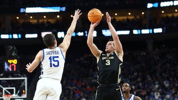 PITTSBURGH, PENNSYLVANIA - MARCH 21: Jack Gohlke #3 of the Oakland Golden Grizzlies shoots a three pointer against Reed Sheppard #15 of the Kentucky Wildcats during the second half in the first round of the NCAA Men's Basketball Tournament at PPG PAINTS Arena on March 21, 2024 in Pittsburgh, Pennsylvania.   Tim Nwachukwu/Getty Images/AFP (Photo by Tim Nwachukwu / GETTY IMAGES NORTH AMERICA / Getty Images via AFP)