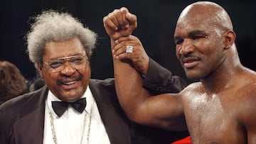 Don King levanta la mano de Evander Holyfield tras su victoria ante Hasim Rahman en Atlantic City, New Jersey, en 2002.