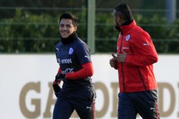 La Selección llegó a Londres después de esperar mucho en el aeropuerto e inmediatamente se trasladó al centro de entrenamientos del Arsenal. Alexis Sánchez fue el guía.