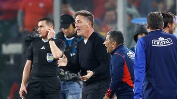 El entrenador de la selección chilena, Eduardo Berizzo, es fotografiado durante el partido de clasificación al Mundial 2026 contra Perú.