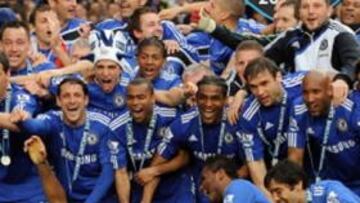 <b>EUFORIA. </b>Los jugadores del Chelsea con el trofeo de campeones.