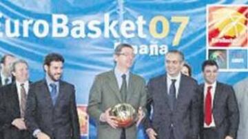 <b>DE ESTRENO. </b>Ruiz-Gallardón y Sáez, ayer, en el Madrid Arena.