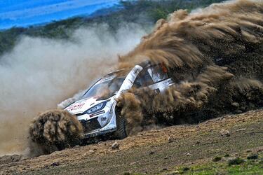 El Rally de Kenia, o Rally Safari, es una de las citas más emblemáticas del Mundial, en la que los vehículos son sometidos a condiciones extremas. En la imagen, Sami Pajari y Marko Salminen, ambos de Finlandia, compiten con su Toyota GR Yaris Rally1 del equipo Toyota Gazoo Racing WRT durante la ronda del Rally de Kenia que está en disputa.