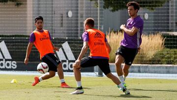 Novedad. Sergio Díaz, a la izquierda de la imagen, se entrenó con sus compañeros antes de viajar hoy a Canadá con la primera plantilla.