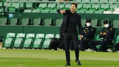 Simeone gesticula durante el partido contra el Betis.