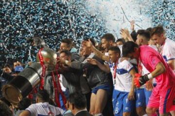 Los jugadores de Universidad Catolica celebran el titulo de la Super Copa tras la victoria contra Universidad de Chile en el estadio Ester Roa de Concepcion, Chile
