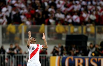 Soccer Football - Peru v New Zealand - 2018 World Cup Qualifying Playoffs - National Stadium, Lima, Peru - November 15, 2017. Peru's Jefferson Farfan celebrates after scoring. REUTERS/Mariana Bazo