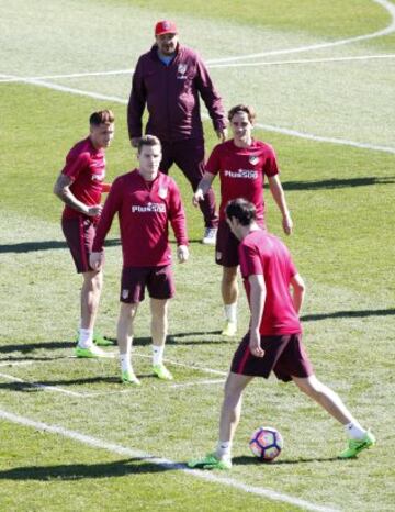 En el entrenamiento pudieron verse las novedades que presentará la lista del Atlético de cara al encuentro ante el Granada.