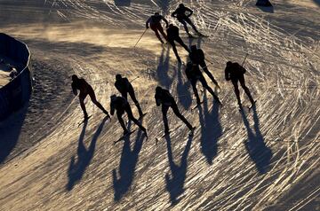 A medida que la semana dos de los Juegos llega a su fin, la emoción de la competencia es tan feroz como puede ser, como se captura en esta imagen de Clive Rose, donde los atletas compiten durante la Final del Clásico de Velocidad por Equipos de Campo Traviesa Femenino el día 12 de los Juegos Olímpicos de Invierno de Beijing 2022 en el Centro Nacional de Esquí de Fondo 