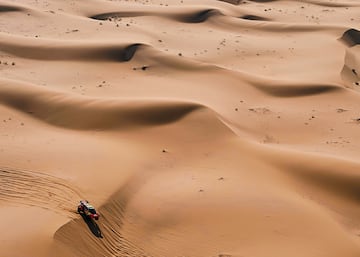 Sebastien Loeb y Fabian Lurquin durante la segunda etapa del Dakar 2024 con un recorrido entre Al Henakiyah y Al Duwadimi.