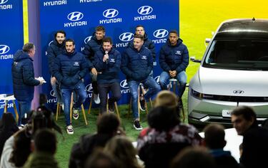 Diez aficionados disfrutarán de una exclusiva noche pernoctando en tiendas de campaña instaladas en el estadio, como ganadores de un sorteo de Hyundai, patrocinador del  Atletico de Madrid. Los jugadores rojiblancos cedieron sus vehículos IONIQ 5 para dotar de energía a diferentes zonas del Eco Camping. En la imagen, Diego Pablo Simeone rodeado de futbolistas del primer equipo.