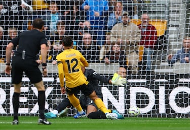 El brasileño, Matheus Cunha, encuentra un gran pase de Ait Nouri para igualar el marcador con un disparo dentro del área que venció a Robert Sánchez.