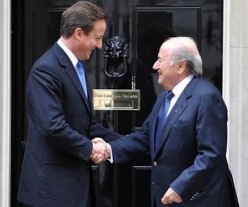 Jospeh Blatter saludando al Primer Ministro de Inglaterra, David Cameron. Ahora, es uno de los que cuestiona al directivo.