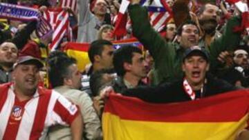 <b>CALOR EN LAS GRADAS. </b>El Atlético estuvo arropado en las gradas por 2.500 aficionados que no pararon de animar durante todo el partido.