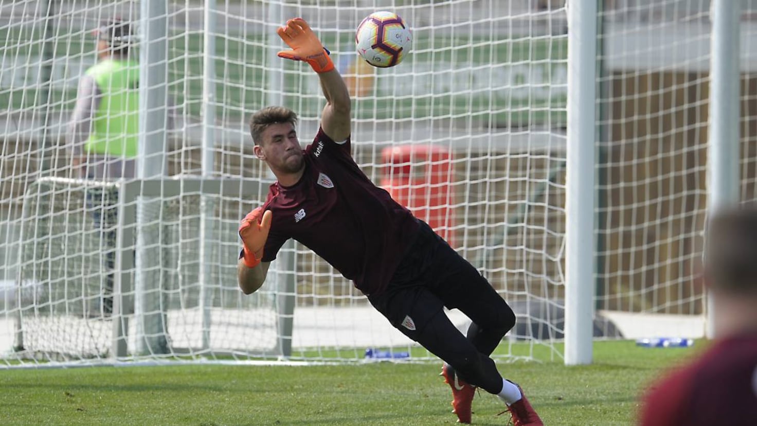 Deportivo y Málaga quieren hacerse con Unai Simón